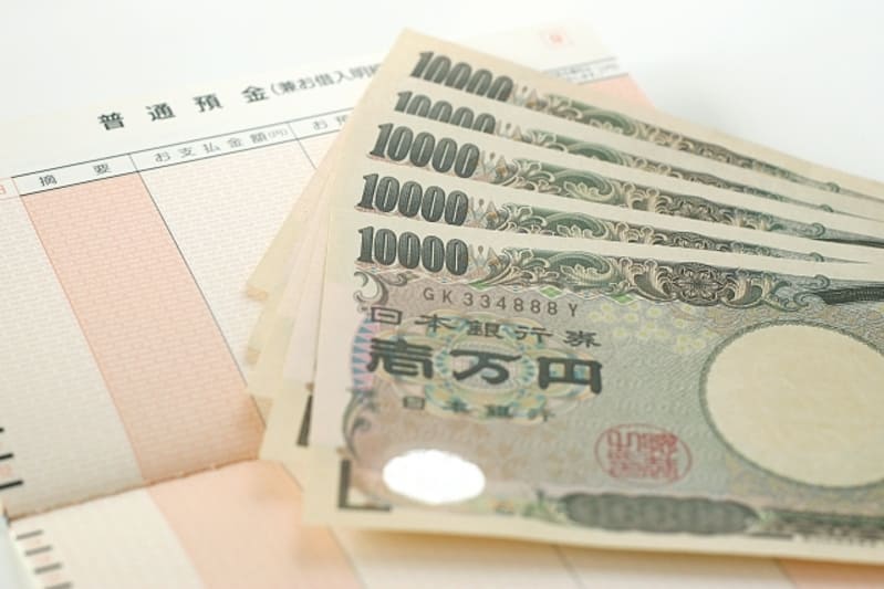 f:id:wakajitsukohei:20180915152902j:plain お金が無くて辛いと考えているときにお金の計算をしている画像