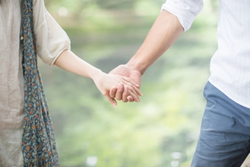 f:id:wakajitsukohei:20180930123045j:plain 結婚前に任意整理をして借金を返済した、仲の良いカップルの画像